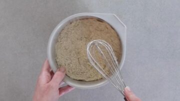 Saftiger Bananenkuchen ohne Zucker und Mehl: Mischen