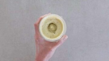 Saftiger Bananenkuchen ohne Zucker und Mehl: Mixen
