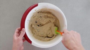 Saftiger Bananenkuchen ohne Zucker und Mehl: Rühren
