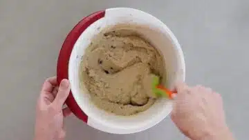 Saftiger Bananenkuchen ohne Zucker und Mehl: Rühren