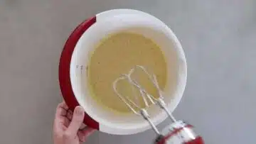 Saftiger Bananenkuchen ohne Zucker und Mehl: Verrühren