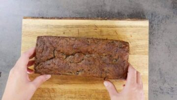 Saftiger Gewürzkuchen ohne Zucker und Mehl: Abkühlen