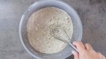 Saftiger Gewürzkuchen ohne Zucker und Mehl: Mischen