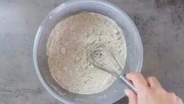 Saftiger Gewürzkuchen ohne Zucker und Mehl: Mischen