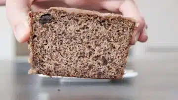 Saftiger Gewürzkuchen ohne Zucker und Mehl: Schneiden