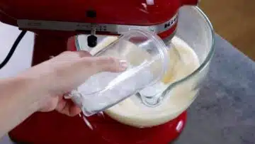 Saftiger Gewürzkuchen ohne Zucker und Mehl: Weiterschlagen