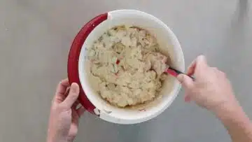 Schneller Gemüsekuchen ohne Boden: Vermengen