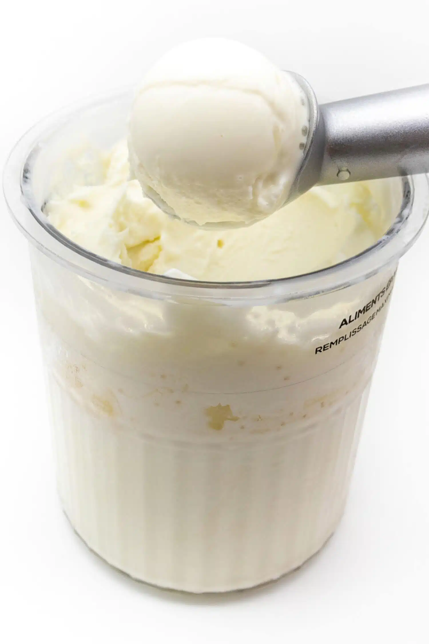 Joghurt Eis aus der Ninja Creami wird aus dem Becher portioniert